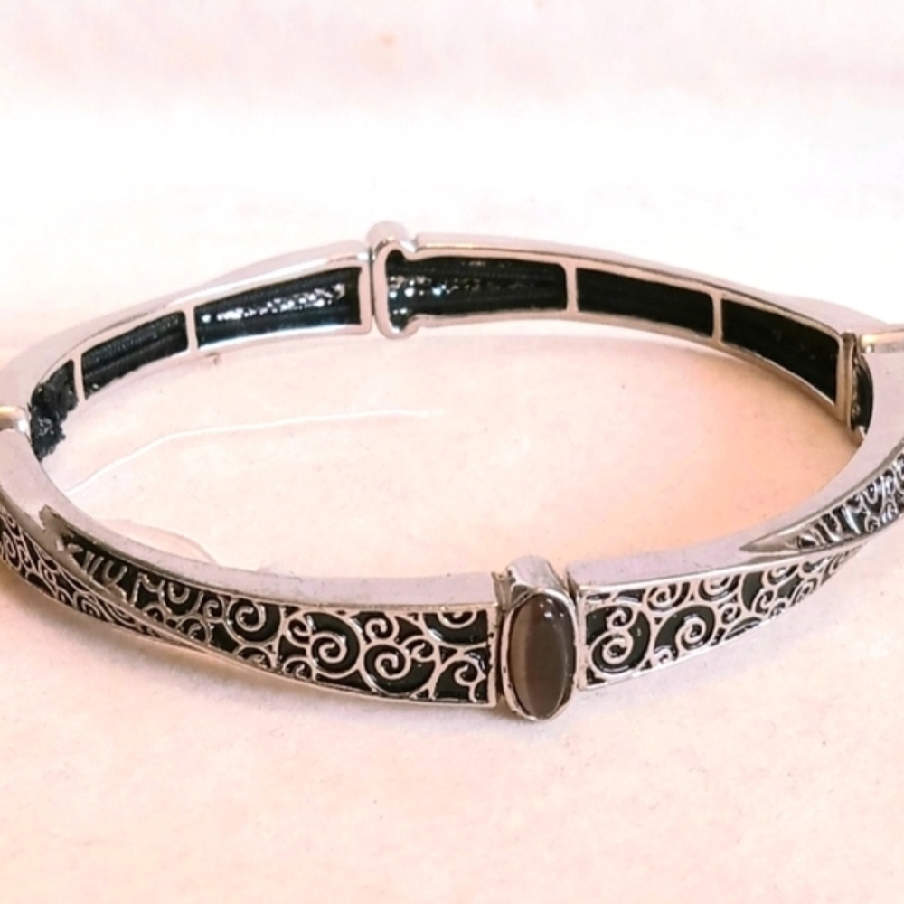 New Lia Sophia Delicate Filigree Silver Tone Faux Green Jewel Strech Bracelet